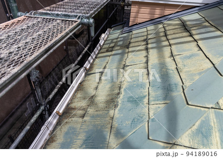 築25年の一戸建ての、色あせて汚くなった屋根の葺き替え工事現場 94189016