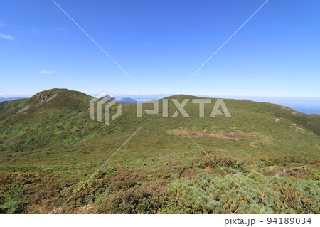 栃木県那須の茶臼岳から三本槍岳へ向かう登山道からの眺め 栃木県那須の茶臼岳から三本槍岳へ向かう登山道からの眺め 94189034