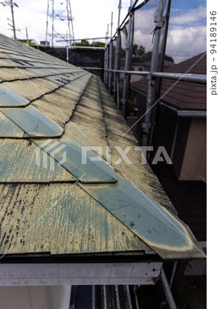 築25年の一戸建ての、色あせて汚くなった屋根の葺き替え工事現場 築25年の一戸建ての、色あせて汚くなった屋根の葺き替え工事現場 94189146