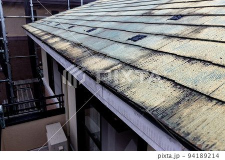 築25年の一戸建ての、色あせて汚くなった屋根の葺き替え工事現場 94189214