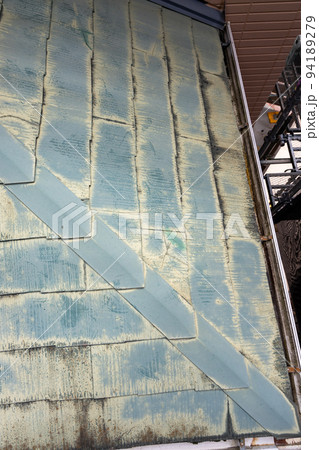 築25年の一戸建ての、色あせて汚くなった屋根 94189279