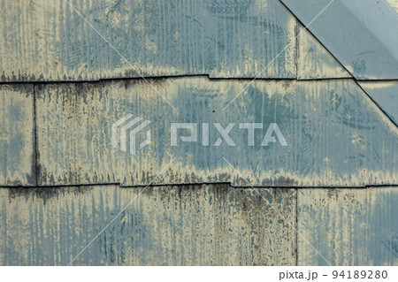 築25年の一戸建ての、色あせて汚くなった屋根 94189280