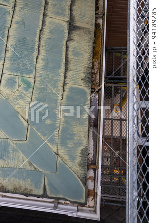 築25年の一戸建ての、色あせて汚くなった屋根 94189285