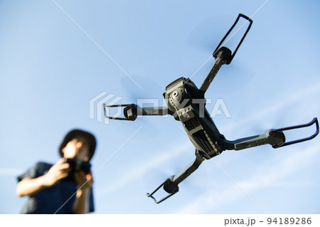 ドローンを操縦する男性 94189286