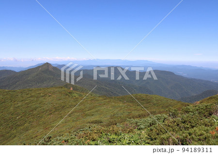 栃木県那須の三本槍岳の山頂からの福島方面の山の眺め 栃木県那須の三本槍岳の山頂からの福島方面の山の眺め 94189311