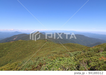 栃木県那須の三本槍岳の山頂からの福島方面の山の眺め 栃木県那須の三本槍岳の山頂からの福島方面の山の眺め 94189312