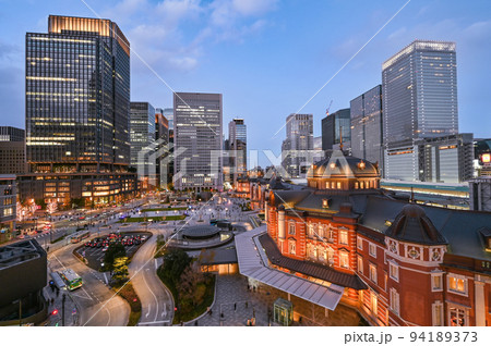 東京駅舎と丸の内高層ビル群の夕景　東京都千代田区 94189373