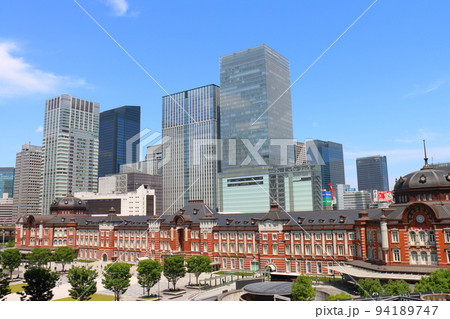 東京駅丸の内口 東京都千代田区丸の内 赤レンガ造りのレトロモダンな建物ターミナル駅と高層ビル 東京駅丸の内口 東京都千代田区丸の内 赤レンガ造りのレトロモダンな建物ターミナル駅と高層ビル 94189747