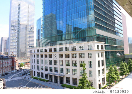 東京駅丸の内口とJPタワー（旧東京中央郵便局舎一部保存）東京中央郵便局　東京都千代田区丸の内 94189939