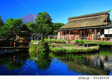 【山梨県】夏の富士山と忍野八海池（中池） 94190428