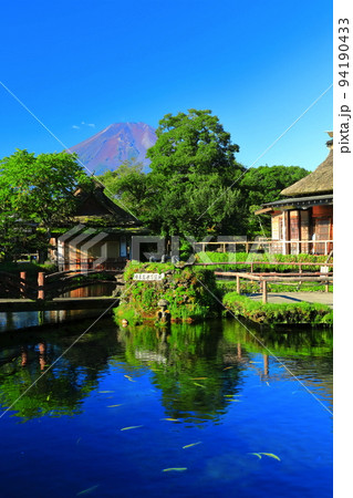 【山梨県】夏の富士山と忍野八海池(中池) 【山梨県】夏の富士山と忍野八海池(中池) 94190433