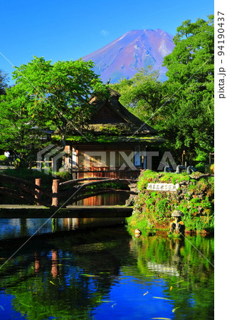 【山梨県】夏の富士山と忍野八海池（中池） 94190437