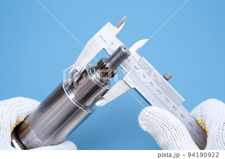 ノギスを使って部品の測定作業 94190922