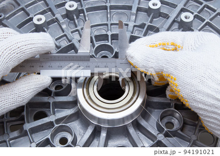 部品の測定作業 94191021