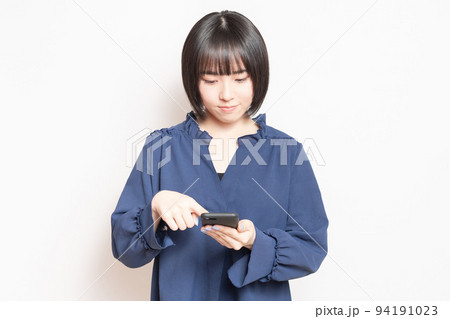 スマホを操作している若い女性 94191023