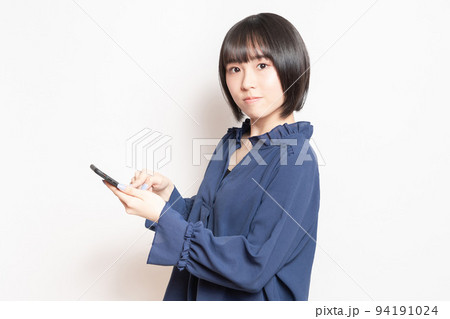 スマホを操作している若い女性 94191024