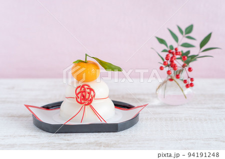 鏡餅と南天の葉と万両の実のアレンジ 94191248