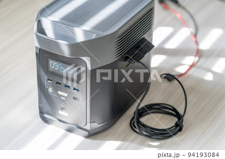 ポータブル電源　太陽光充電　発電中　ソーラー充電 94193084