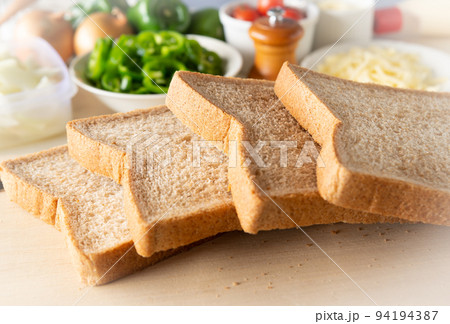 全粒粉入りの食パン 食パンで朝食 弁当作り ブラン食パン 全粒粉入りの食パン 食パンで朝食 弁当作り ブラン食パン 94194387