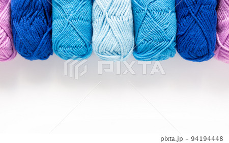 寒色系の毛糸玉　アクリル100%の毛糸　ブルー系 94194448