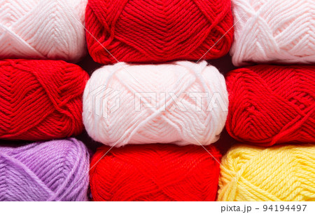 暖色系の毛糸玉　たくさん　アクリル100%の毛糸 94194497