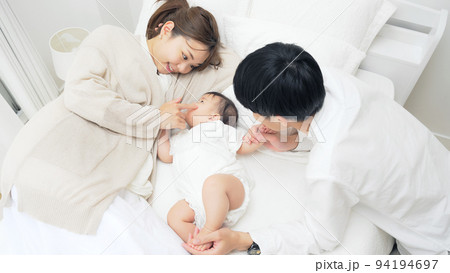 赤ちゃんを寝かしつける両親　子育てイメージ 94194697