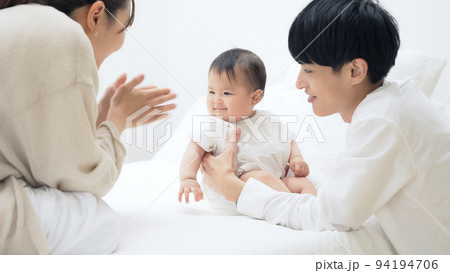 赤ちゃんと遊ぶ両親 家族イメージ 赤ちゃんと遊ぶ両親 家族イメージ 94194706