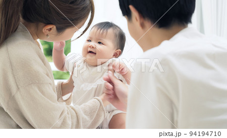 赤ちゃんと遊ぶ両親　家族イメージ 94194710