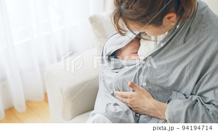 授乳ケープを使って授乳する女性 94194714