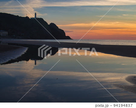 新潟市　角田浜の夕日 94194837