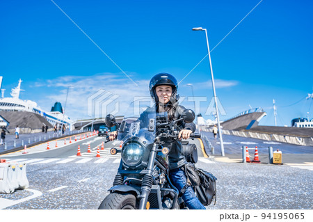 大型クルーザーバイクで横浜ツーリングをする女性ライダー 94195065