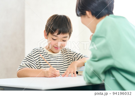 勉強を教える女性　勉強をする小学生 94196032