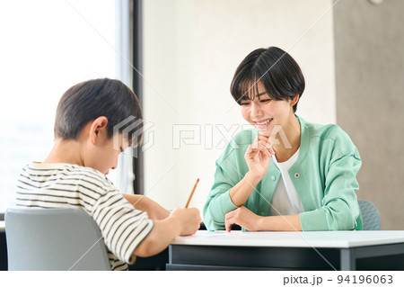 勉強を教える女性　勉強をする小学生 94196063