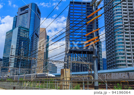 【東京の都市風景】高層ビル群と新幹線 94196064