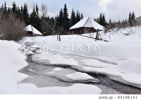 Mountain wooden chalet covered with fresh snow 94196141