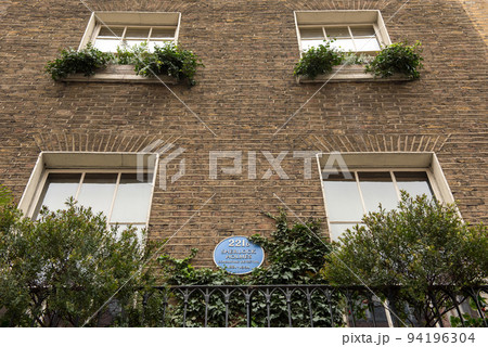Sherlock Holmes Museum, Baker street 221b, London Sherlock Holmes Museum, Baker street 221b, London 94196304