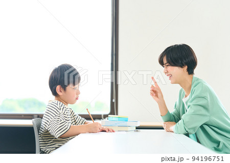 勉強を教える女性 勉強をする小学生 勉強を教える女性 勉強をする小学生 94196751