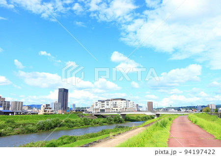 多治見市民病院と多治見駅前高層ビルの風景 94197422