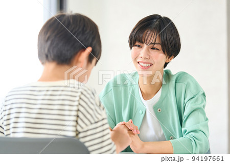 勉強を教える女性 勉強をする小学生 勉強を教える女性 勉強をする小学生 94197661