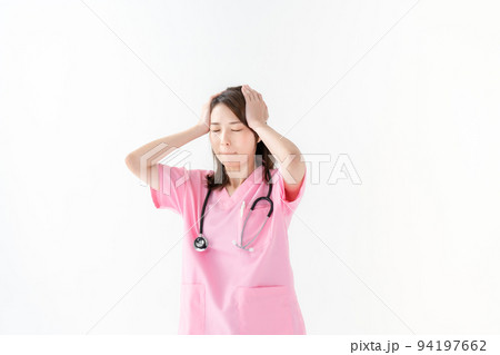 頭を抱える医師 女性 頭を抱える医師 女性 94197662