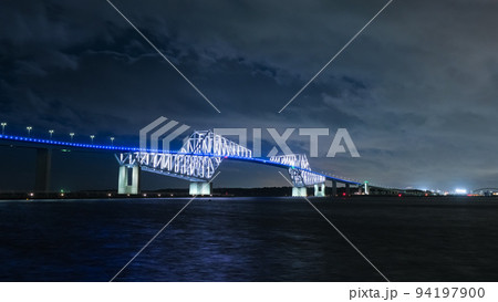 東京都江東区 ライトアップされた夜の東京ゲートブリッジ 94197900