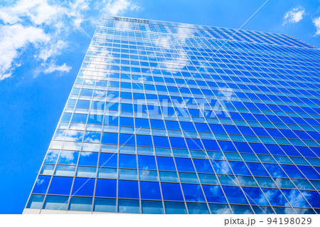 【東京の都市風景】高層ビルと青空 94198029
