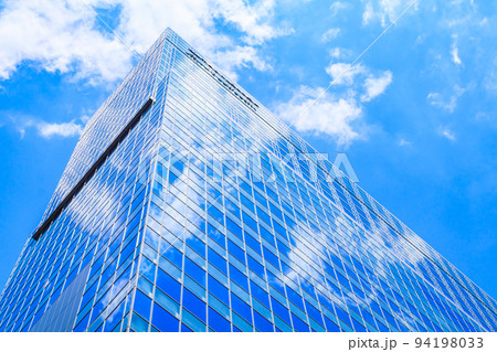 【東京の都市風景】高層ビルと青空 【東京の都市風景】高層ビルと青空 94198033