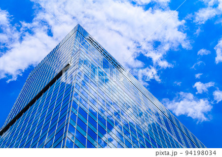 【東京の都市風景】高層ビルと青空 94198034