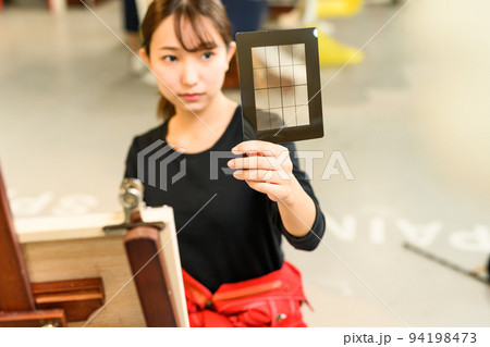 美術を学ぶ若者 美術を学ぶ若者 94198473