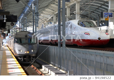 長崎駅で並ぶ特急かもめと西九州新幹線かもめの試運転列車 94198522