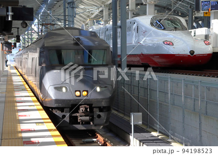 長崎駅で並ぶ特急かもめと西九州新幹線かもめの試運転列車 94198523