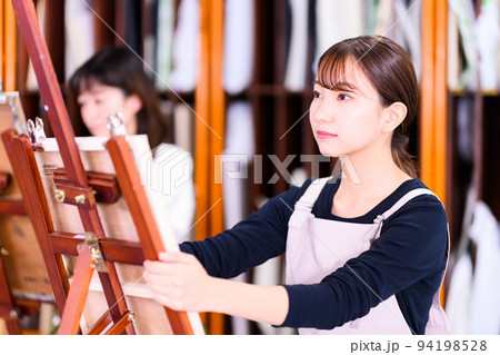 美術を学ぶ若者 94198528
