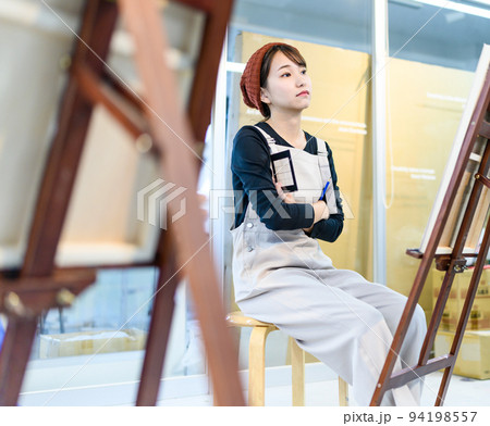 美術を学ぶ若者 94198557