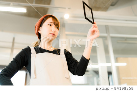 美術を学ぶ若者 美術を学ぶ若者 94198559